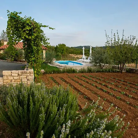 Magic With Heated Pool Vila *