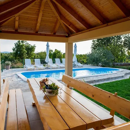 Vila Magic With Heated Pool